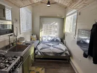 Tiny House with Bear Mountain Views.... Only 25 Minutes outside of Anchorage