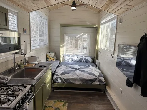 Tiny House with Bear Mountain Views.... Only 25 Minutes outside of Anchorage - 방갈로