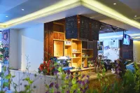 JAMES JOYCE COFFETEL Hotel  (Guling Street restaurant on Mount Lu Tramway platform)