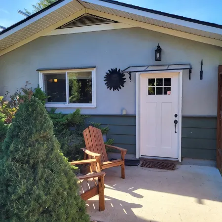 Backyard Guesthouse near Nelson w/ Hot Tub