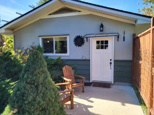 Backyard Guesthouse near Nelson w/ Hot Tub - Hytter