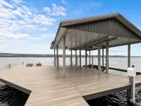 Lakefront 6BR Retreat with Private Dock, Huge Deck & Epic Seneca Views Hotele w: Starkey