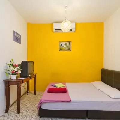 Cocoa Mews Cafe and Homestay Hotels near Pinang Peranakan Mansion