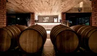 Issara Boutique Winery Hotel - bar