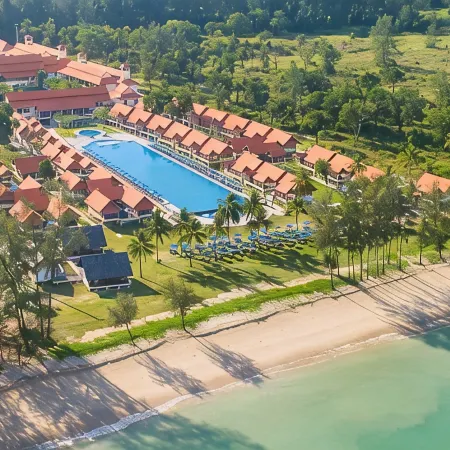 Le Menara North Khao Lak Resort Отели рядом с достопримечательностью «Пляж Бангсак»
