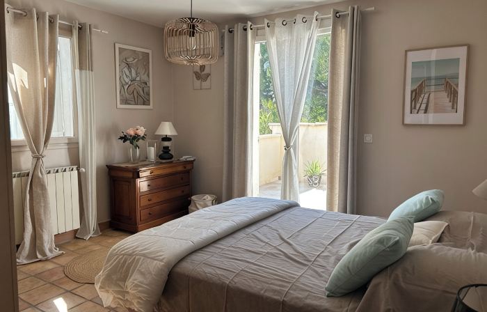Spacious Villa with Large Air-Conditioned Pool Courtyard Electric Gate