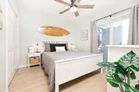 "Coastal Cove": Ocean Front Sea Life with a POOL!