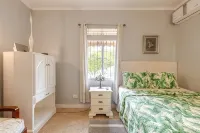 A Private Cottage Just Steps Away From the Beach and Hip Strip - 2-Star