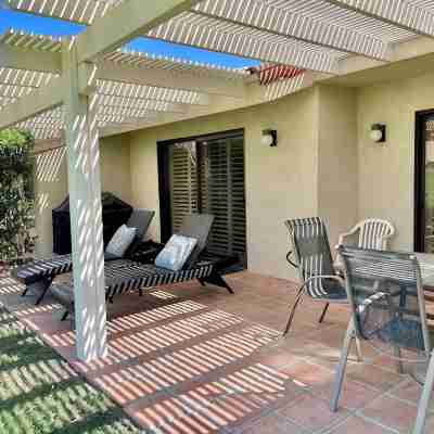 Fully stocked 1-bedroom condo with AC, King bed, patio, pool/hottub access Hotel Exterior