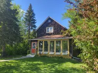 Charmer on 4th · 3Br/2BA · Downtown · Fire Pit · Fenced Yard · Enclosed Porch Hotels in Devils Lake