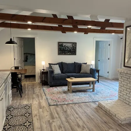 Cozy 2-bedroom cabin in tranquil China, Maine with AC, WiFi