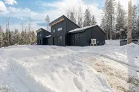 Charming 2-bedroom chalet with jacuzzi WiFi and AC in Glenburn