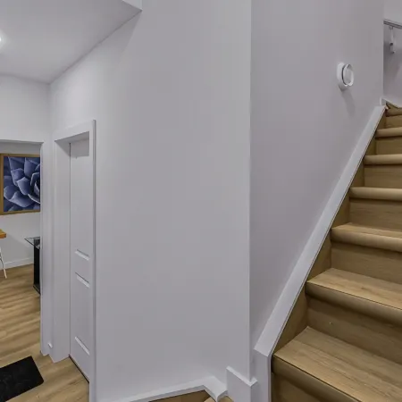 Luxury : Cozy| Modern| Clean| Spacious| easy Access to major routes in Calgary