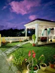 Perfect  getaway with amazing sunsets, 5 min walk from the Beach. Pet friendly! Hotels in 