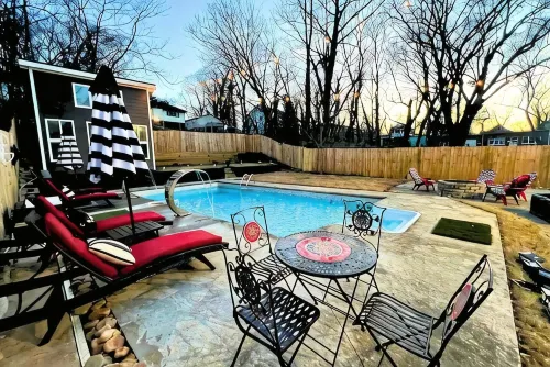 Luxe 4 Bed ATL Retreat - Pool, Fire, Sauna, Theater - บังกะโล