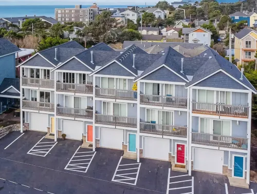 Cozy TownHouse 1/2 Block to Beach Access - Homestays