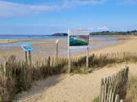 At the foot of Plage de la falaise Hotéis em Guidel