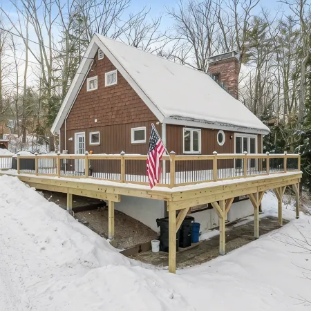 White Cap Cabin, Dog Friendly Chalet Including a Game Room, Hot Tub, Fireplace