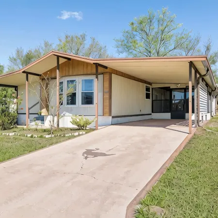3 Bedroom, Comfy Home Dade City, Gated Community
