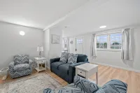 Attractive, updated 2-bedroom home, 5 min walk to beach, pets ok, onsite parking - Boutique
