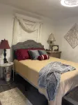 Home Sweet Home, Spacious Sunroom & Fun Deck!