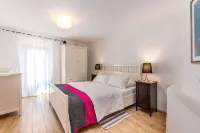 Kids friendly house with large private, fenced garden, pool, 1km beach - 3성급