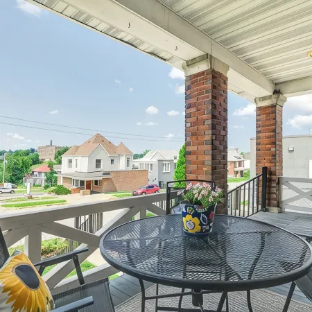 The Big House, Historic 4-Bedroom Home With Custom Art And Dedicated Workspace