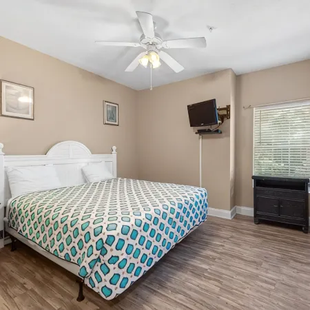Hum-Dinger, pool, lazy river & 2 hot tubs, Family friendly, 200yards to beach!