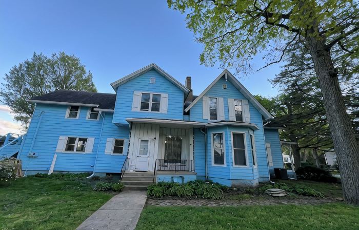 Magnificent Riverfront Victorian  House  steps from downtown Ottawa !