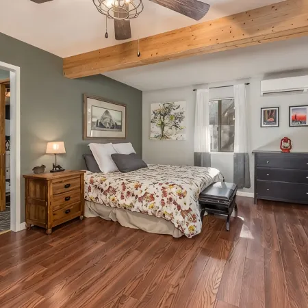 LakeMont, wifi, GENERATOR, King bd, FREE Lake access +A/C Hotels in Arnold