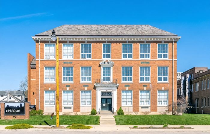 Local Discounts!-Charming Restored Schoolhouse