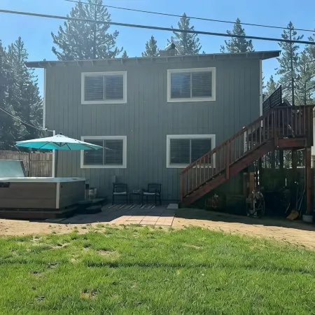 Clean & Cosy 3-bedroom house with hot tub in Stateline, close to Heavenly