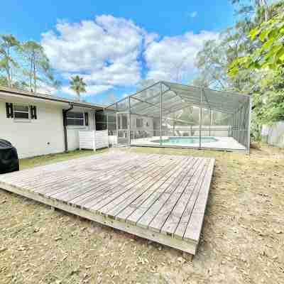 Spacious 4-bedroom house with Covered Private Pool in Gainesville Hotel Exterior