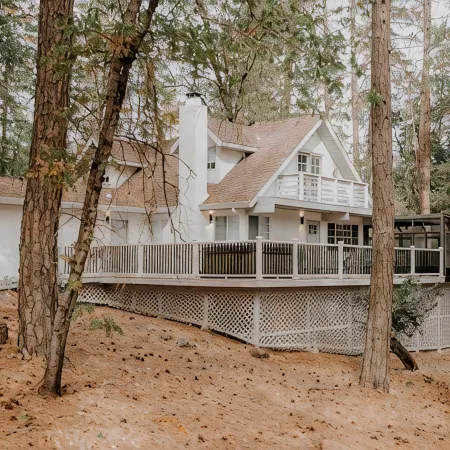 Villa Nosoni-Nestled between trees near Lake Shasta.