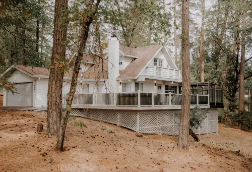 Villa Nosoni-Nestled between trees near Lake Shasta. - 4-Star