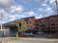 3-bedroom apartment. 10min away from CathedralTranvia stops in front of it. 酒店