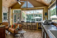 Romantic Getaway Cottage with Hot Tub and Resort Amenities - Wifi