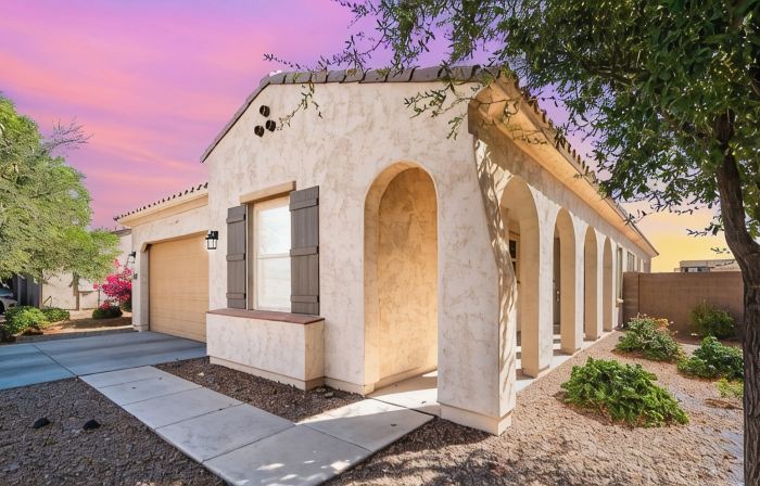 Spacious 4-bedroom house with Pool, WiFi and AC in brilliant Buckeye