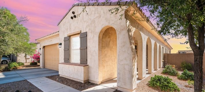 Spacious 4-bedroom house with Pool, WiFi and AC in brilliant Buckeye Hotel di Buckeye