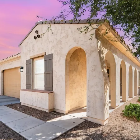 Spacious 4-bedroom house with Pool, WiFi and AC in brilliant Buckeye