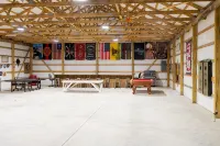 Guest house and spacious shop located between Discovery Park and Reelfoot Lake