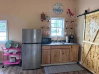 Tiny Flamingo's Nest - Cottage Near Pioneer Woman Mercantile - Pet friendly!