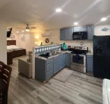 Cute little costal cabin.  One mile from Lake Tenkiller.  Private Spa/Hot Tub