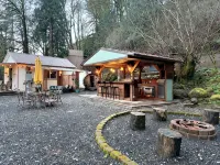Private Romantic Woodland Getaway- Sauna, Hot Tub, Outdoor Culinary Bar, Gardens - Chalets