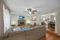 Poconos Peaceful Retreat. Short drive to Ski, Swim, Hike, or Shop! 4 Bedrooms. - 3つ星