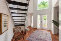Charming Beach Cottage, 100 Steps to the Beach. Pet friendly. King Bed. - WiFi