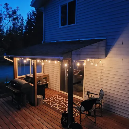 Beautiful valley retreat only 2.6 miles from the glacier and close to airport!