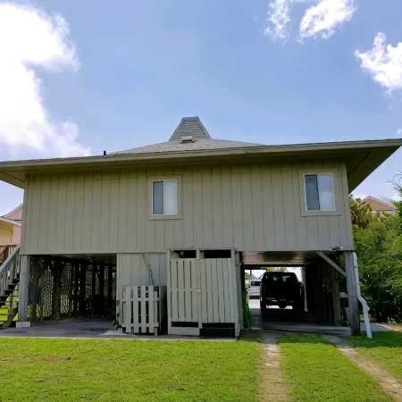 "The Beach Bucket" Beautiful Beach House located in Oak Island, NC