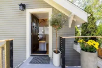 Backyard Cottage Close to Stadium, Walk to Restaurants and Close to Beach - Tiny houses