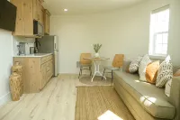 Unique stay in a modern grain bin home 2 miles from the famous hot pools!
